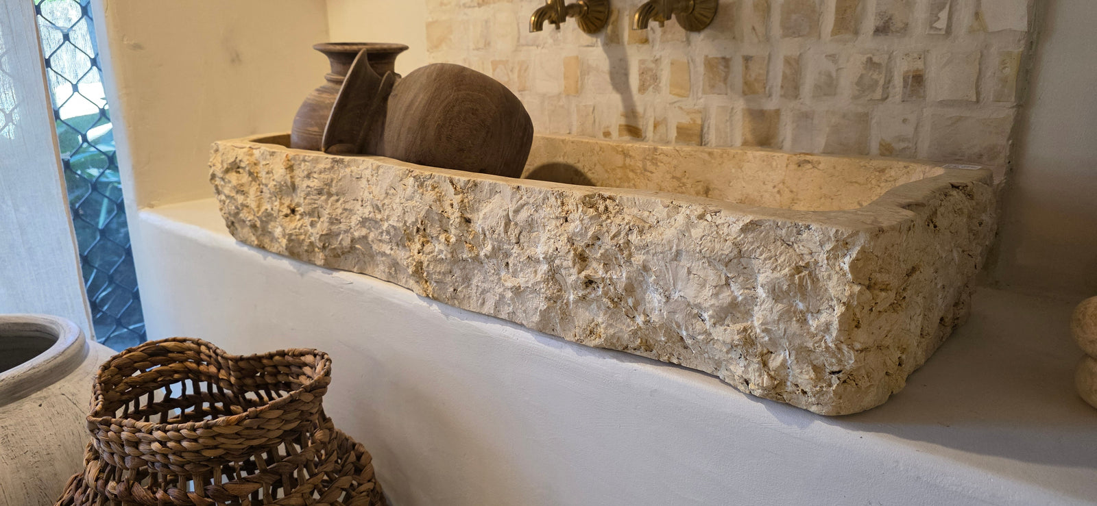 "YOLLAM" square stone basin with rough finish