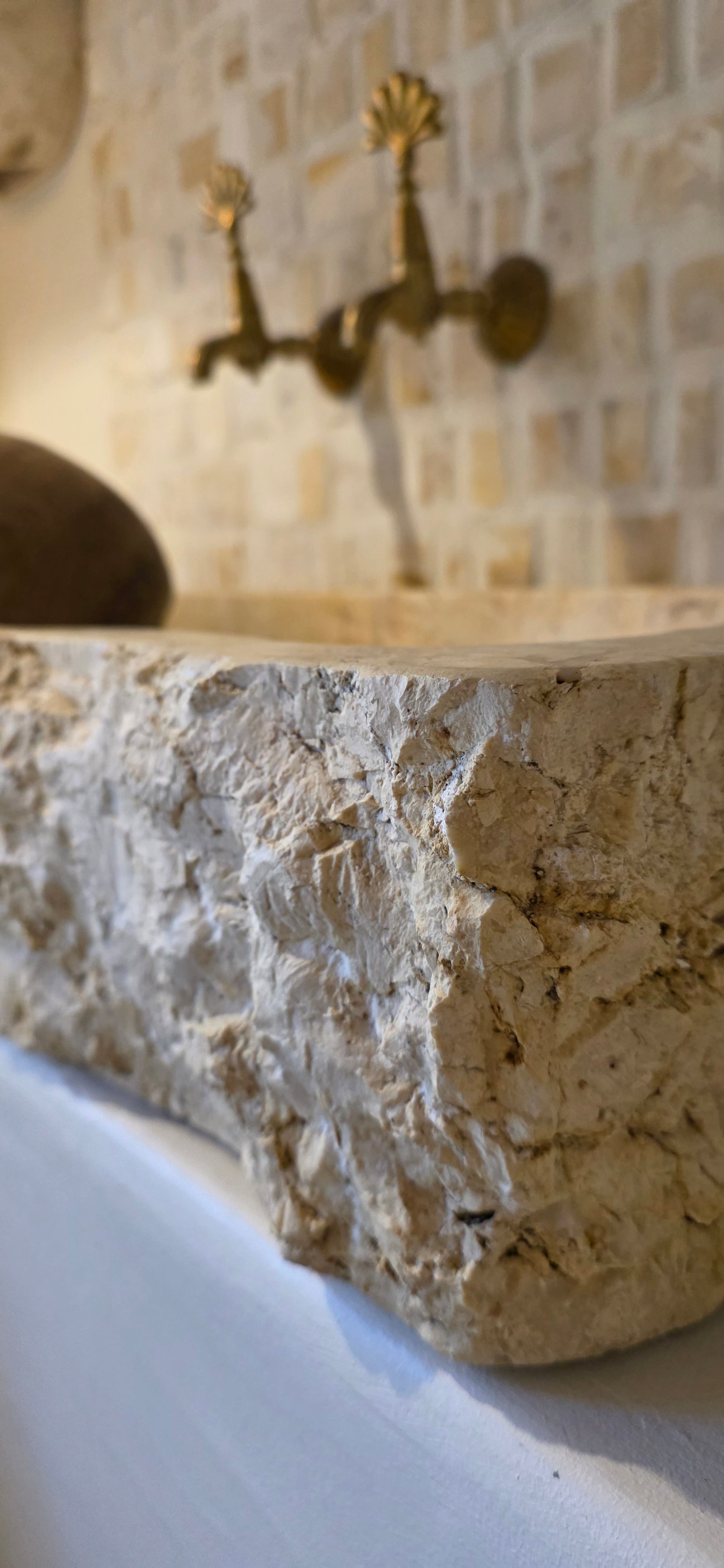 "YOLLAM" square stone basin with rough finish