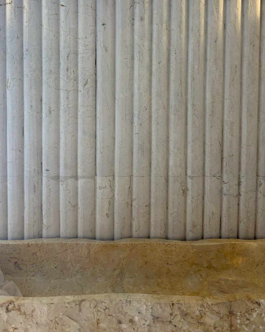 KOMARIO fluted marble tile