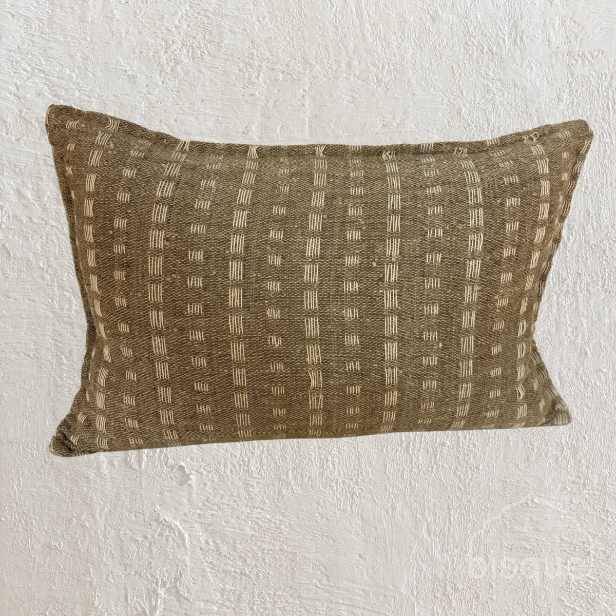 ADELINE2. SILK CROSSING WEAVE. NATURAL WITH CREAM THREAD. 60X40CM CUSHION.