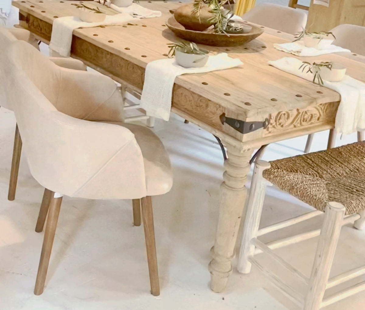 Manil : Carved Leg Dining Table