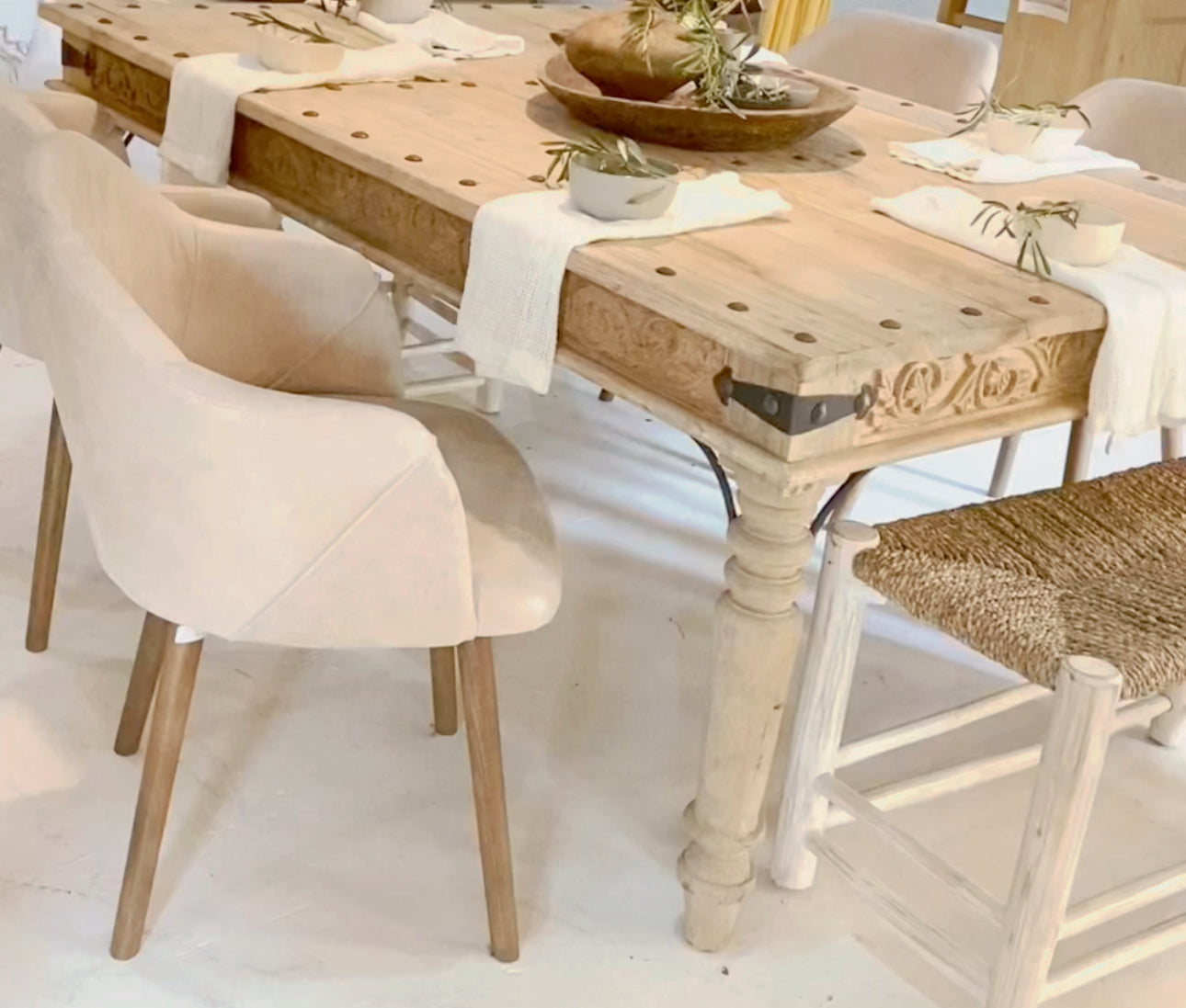 Manil : Carved Leg Dining Table