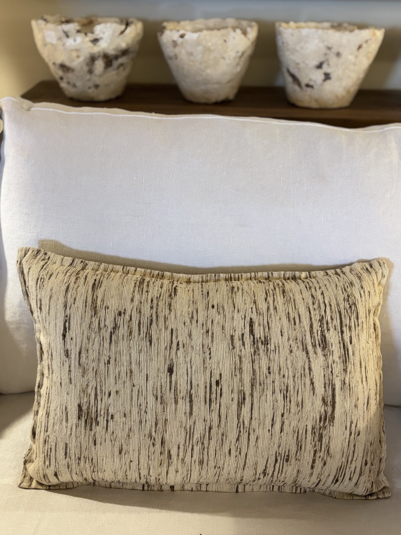 ELOISE2. SILK THREADS WEAVE. CREAM AND BROWN. 60X40CM CUSHION.