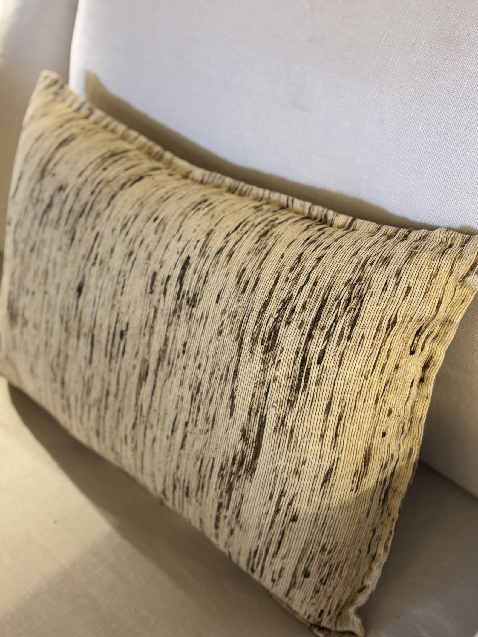 ELOISE2. SILK THREADS WEAVE. CREAM AND BROWN. 60X40CM CUSHION.