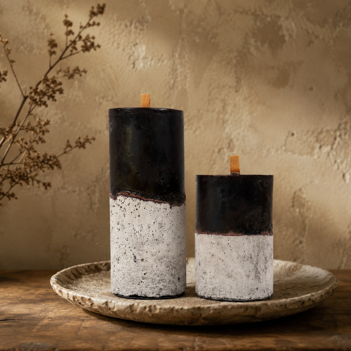 Watsu : Candle, Black with Grey Concrete Base